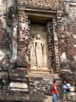 Wat Rachaburana standing Buddha in niche.JPG (109 KB)
